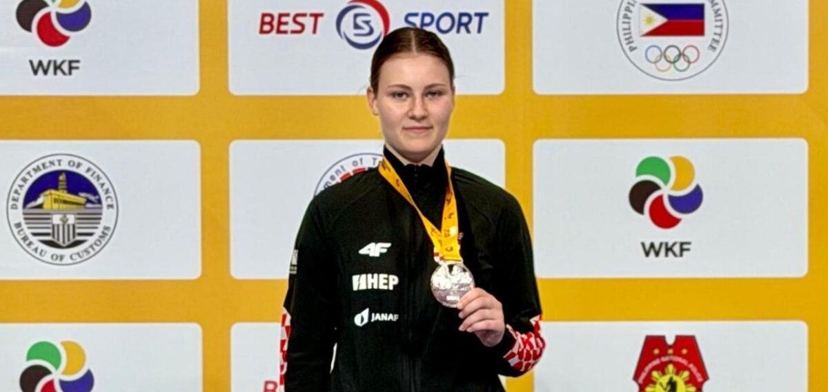 Laura Strahija sa srebrom oko vrata